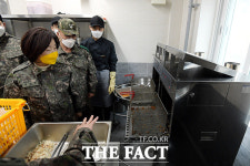 군 최저임금 실시해야…심상정, 육군 병영식당 점검 [TF사진관]