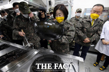 육군 병영식당 내 조리기구 점검하는 심상정 [포토]