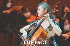 행복한 선물…히사이시 조 with 첼로댁 공연 성황