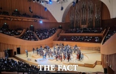 행복한 선물…히사이시 조 with 첼로댁 공연 성황