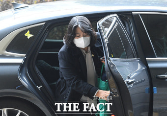 후원금 유용 혐의 윤미향, '지지자들 응원 받으며 공판 출석' [TF사진관]