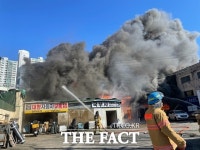 부산 남구 의류공장 불…감만동 일대 정전