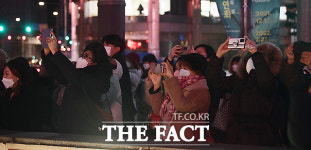 연말특수 없는 썰렁한 명동…사진맛집 신세계는 인파 [TF사진관]
