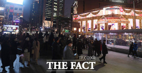 연말특수 없는 썰렁한 명동…사진맛집 신세계는 인파 [TF사진관]