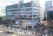 붕괴 위험 고양 마두동 건물, 이용 전면 중단...보강 공사 착수 [TF사진관]