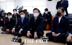 노인회관 찾아 큰절 하는 이재명 [TF사진관]