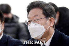 노인회관 찾아 큰절 하는 이재명 [TF사진관]