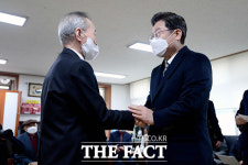 노인회관 찾아 큰절 하는 이재명 [TF사진관]