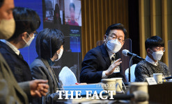 이재명, 과학기술인과 함께하는 정책토론회 [TF사진관]