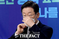 노인회관 찾아 큰절 하는 이재명 [TF사진관]