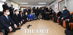 노인회관 찾아 큰절 하는 이재명 [TF사진관]