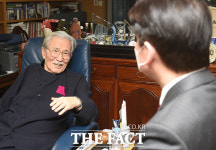 보수 원로 김동길 찾은 안철수 [TF사진관]