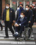 난감한 송영길, 광주 아파트 붕괴 피해가족들에게 문전박대 [TF사진관]