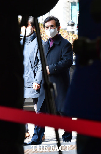 '한동훈 명예훼손' 공판 출석하는 유시민 전 노무현재단 이사장 [TF사진관]