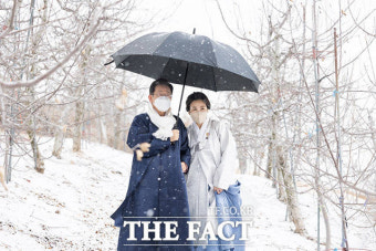 부모님 산소 성묘하는 이재명 후보 부부 [TF사진관]