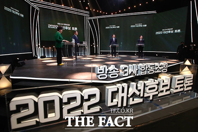 더불어민주당 당대표 후보들, 방송토론회 앞두고 마음 가다듬고 준비