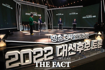 더불어민주당 당대표 후보들, 방송토론회 앞두고 마음 가다듬고 준비