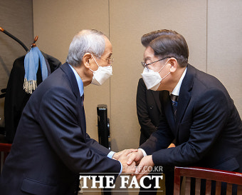 이재명, 윤여준 전 장관과 회동, '뉴노멀준비위원회장' 제안 [TF사진관]