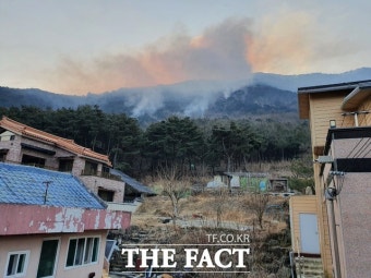 대구 북구 함지산 산불, 대피 명령 발령…헬기 41대 투입하여 진화작업 중