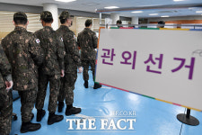 소중한 한 표 사전투표하는 국군장병 [TF사진관]