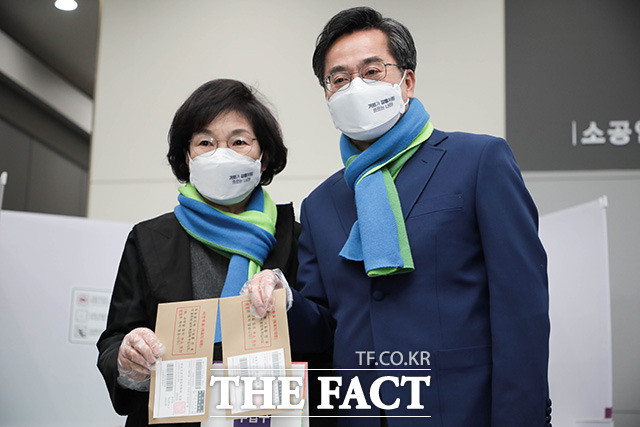 이재명-김동연, 전통 시장 발 방문 소상공인 응원하며 지역사랑상품권 예산 반영 의지 강조