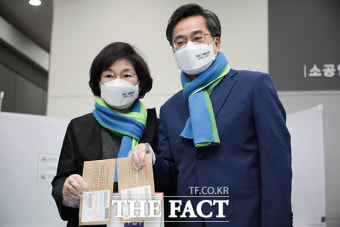 이재명-김동연, 전통 시장 발 방문 소상공인 응원하며 지역사랑상품권 예산 반영 의지 강조