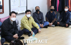 주택 복구 최선 다할 것…윤석열, 산불 피해지역 찾아 [TF사진관]