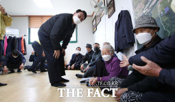 주택 복구 최선 다할 것…윤석열, 산불 피해지역 찾아 [TF사진관]