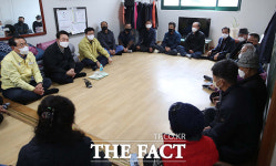주택 복구 최선 다할 것…윤석열, 산불 피해지역 찾아 [TF사진관]