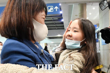 '우크라이나 탈출해 가족 품으로' 한국 도착한 고려인 동포 남아니따 양 [TF사진관]