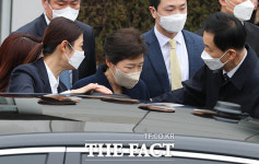 밝은 표정으로 퇴원한 박근혜 국민 염려 덕분에 건강 많이 회복 [TF사진관]