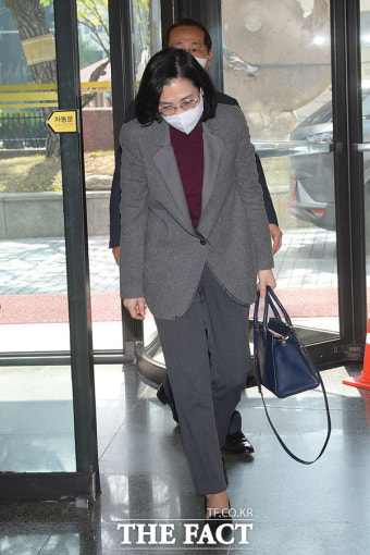인사하며 출근하는 김현숙 여가부 장관 후보자 [포토]