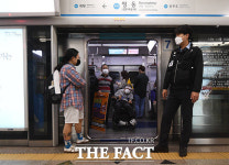 경복궁역에서 혜화역까지... 출근선전전 이어가는 전장연 [TF사진관]