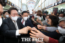 윤석열, 여러분 덕에 당선됐다…진주서 어퍼컷 감사 인사 [TF사진관]