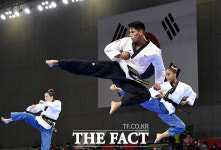 내 발차기를 보여줄게!…2022 세계태권도품새선수권대회 개막 [TF사진관]