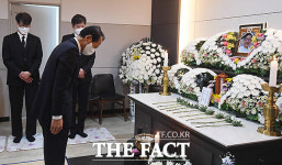 이외수 빈소 찾아 조문하는 최문순 지사 [TF사진관]