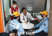 1인 가구 안심 현장점검 앞두고 보안관들과 대화하는 오세훈 후보 [포토]
