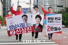 출근길 시민들에게 인사하는 안심해 트리오 [TF사진관]