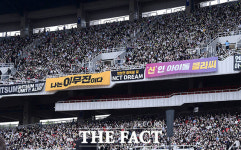 가수와 팬, 드디어 만났다!…주경기장 가득 채운 뜨거운 함성 [TF사진관]