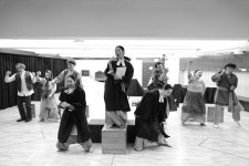 연극 예외와 관습, 노래 가미 열린무대로 독특함 살려