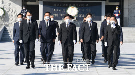 국민께 새로운 희망을 현충원 참배한 후반기 국회 의장단·상임위원장단 [TF사진관]