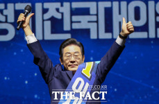 민주당 새 대표에 이재명...승리 예견한 엄지 척 [TF사진관]