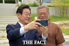문 전 대통령 찾은 이재명, 반려견 토리도 대환영 [TF사진관]