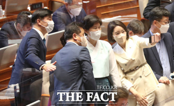 전혜숙-백혜련-이수진, 의원들 사로 잡은 '한복의원단' [TF사진관]