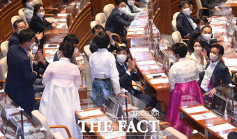 전혜숙-백혜련-이수진, 의원들 사로 잡은 '한복의원단' [TF사진관]