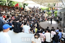 이준석, 김광석 거리 찾아 그들이 뭐라하든 금지곡 부른다 [TF사진관]