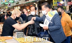 김경일 파주시장, 추석 앞두고 전통시장 찾아 상인들 격려