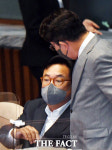 '어깨동무' 권성동 vs '머리맞댄' 이재명 [TF사진관]