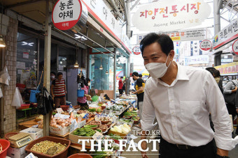 추석 연휴 하루 앞두고 전통시장 찾은 오세훈 시장 [TF사진관]