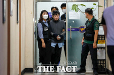 그놈 마스크 벗었다...신당역 살인 사건 전주환 맨얼굴 검찰 송치 [TF사진관]